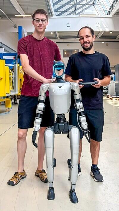 Humanoid a "jeho lidé". Foto VÚTS